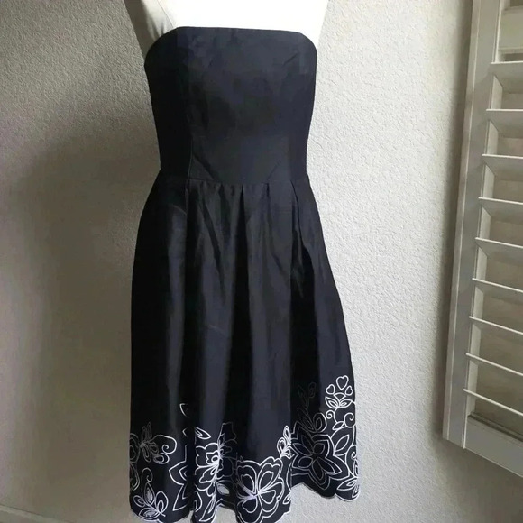 Robbie Bee Dresses & Skirts - Robbie Bee Black Strapless Floral Dress